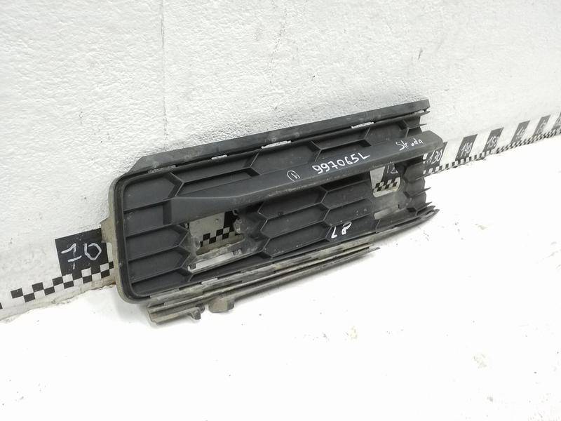 Заглушка бампера правая