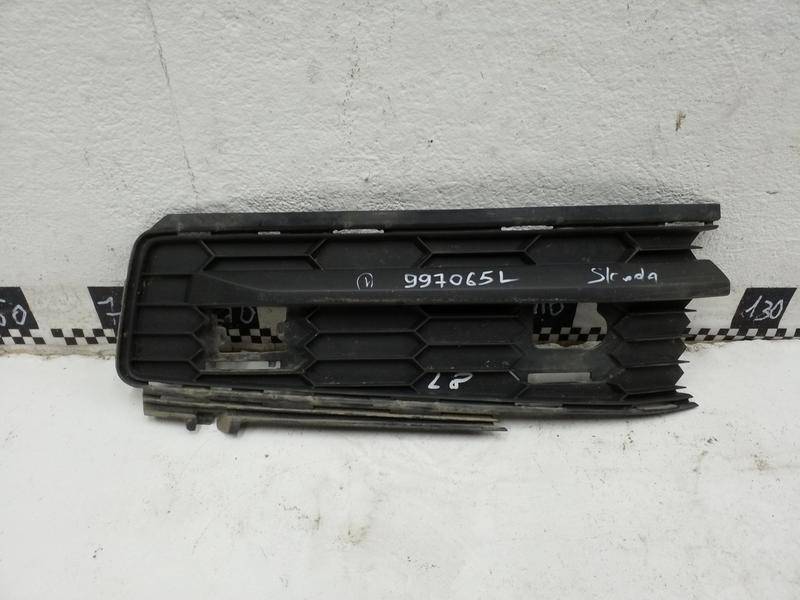 Заглушка бампера правая