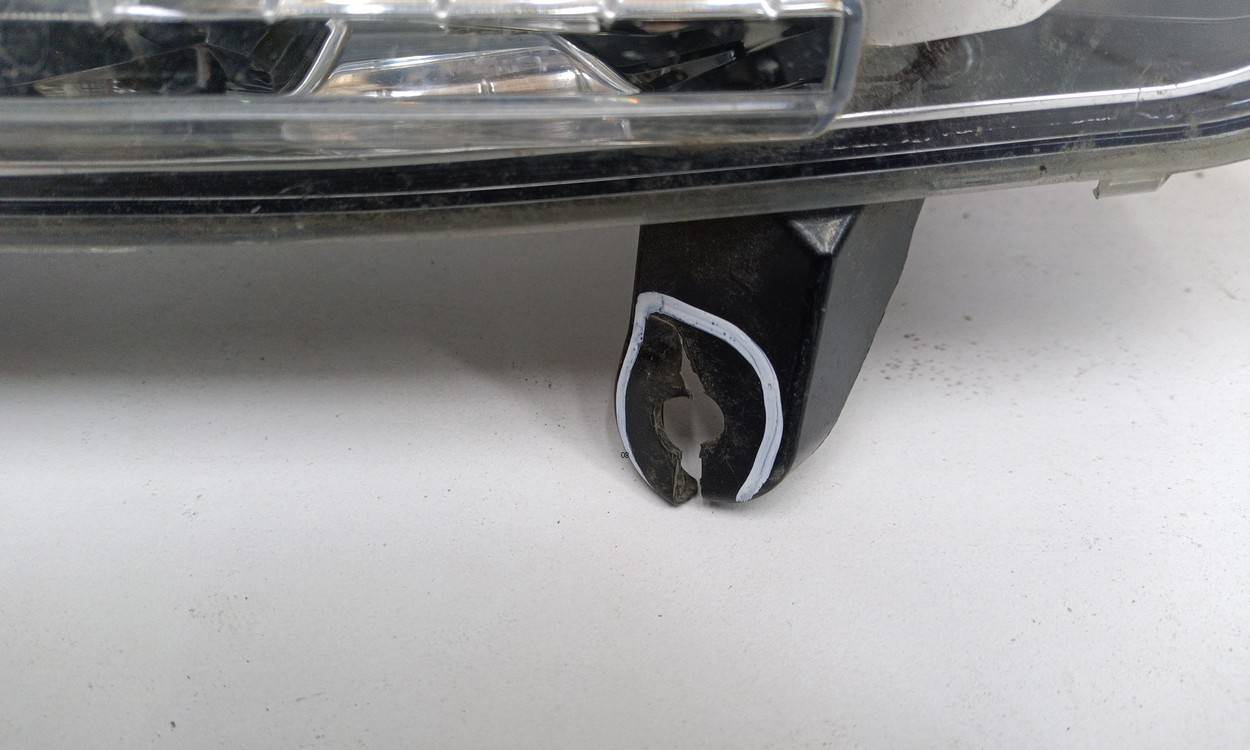 Фара противотуманная левая