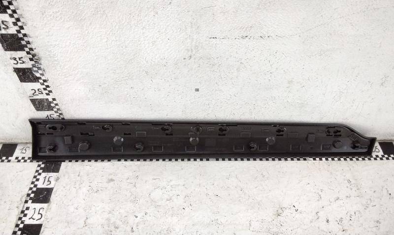 Накладка двери передней левой