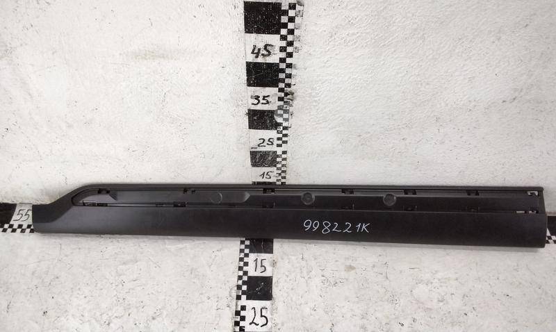 Накладка двери передней левой