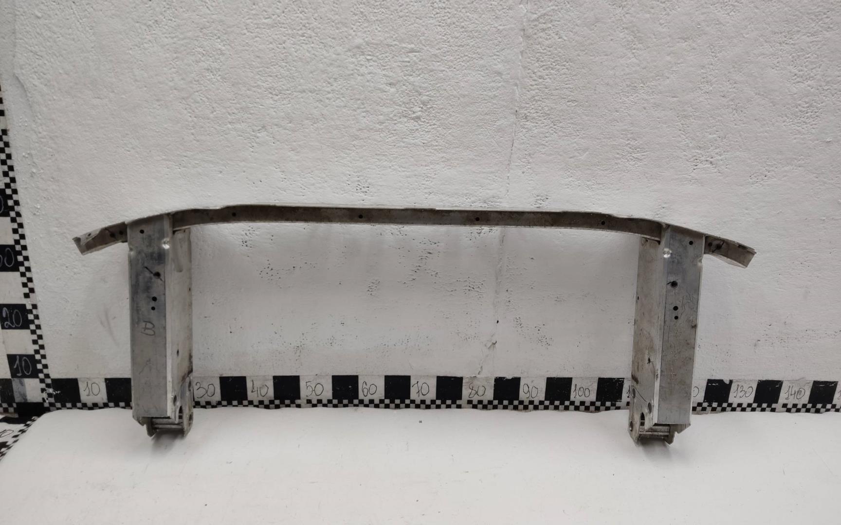 Усилитель переднего бампера