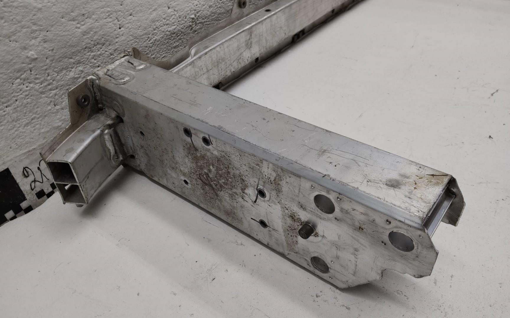 Усилитель переднего бампера