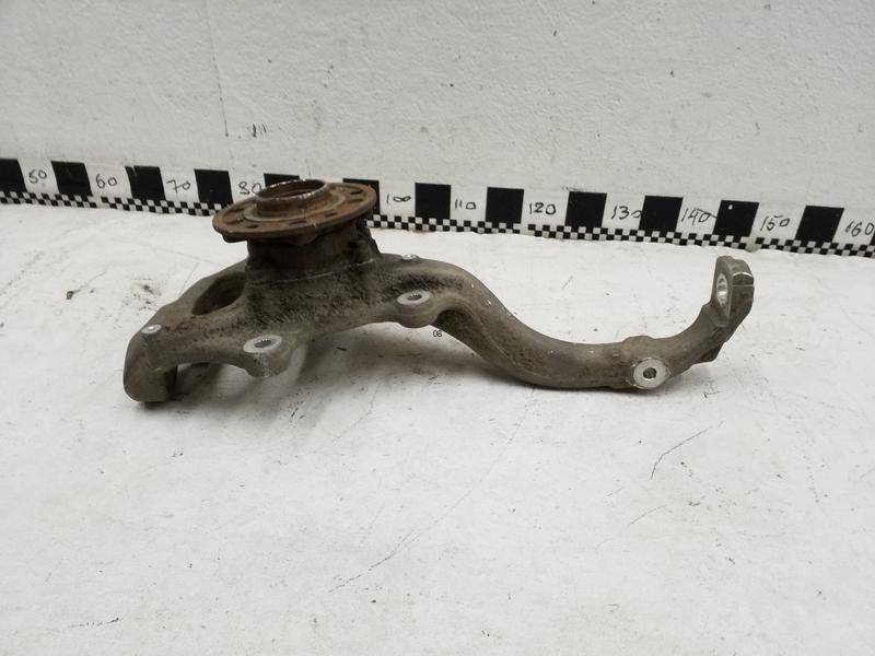 Кулак поворотный передний левый