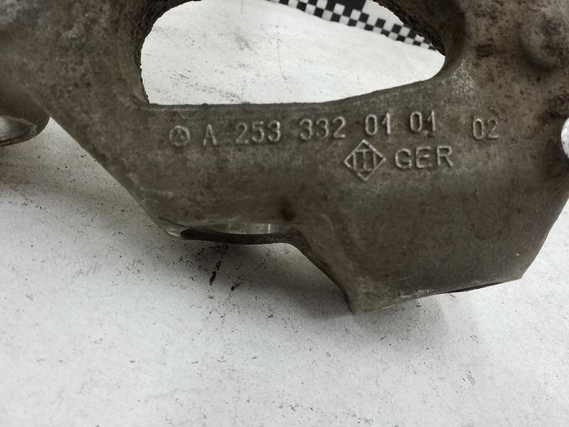 Кулак поворотный передний левый