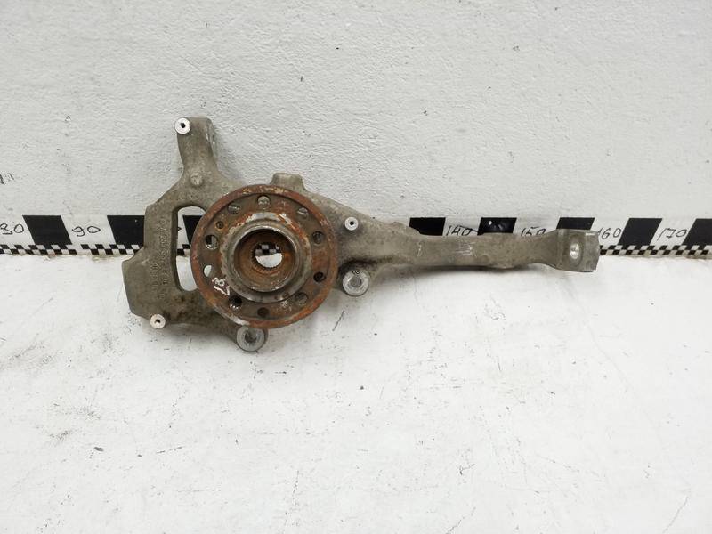 Кулак поворотный передний левый