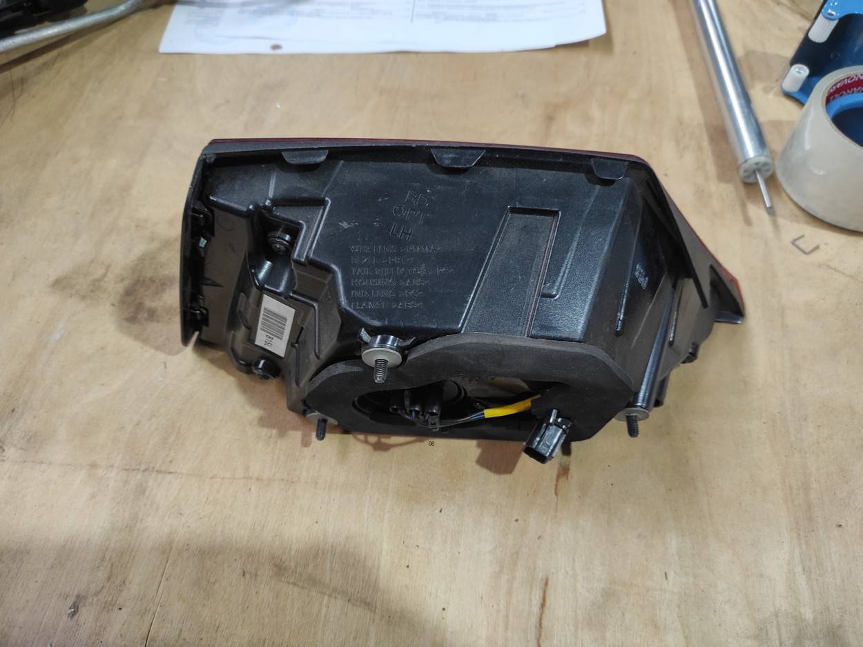 Фонарь задний внутренний левый