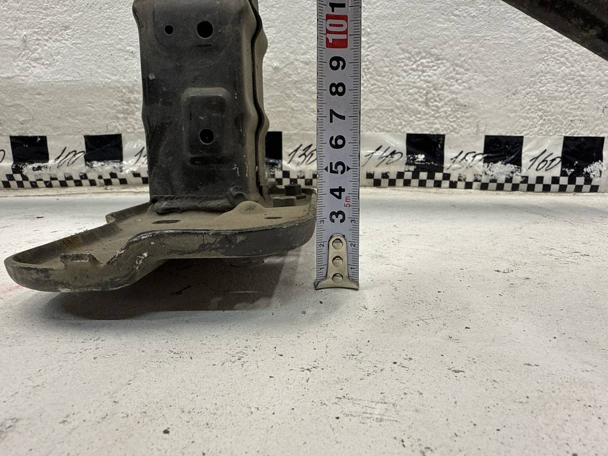 Усилитель переднего бампера