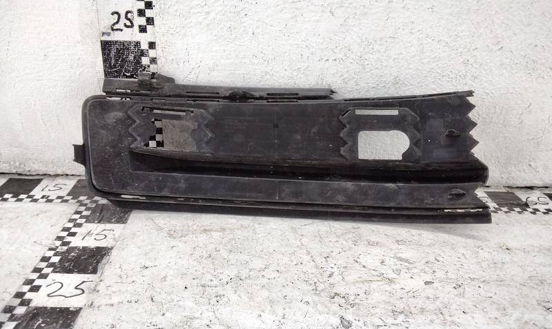 Заглушка бампера правая