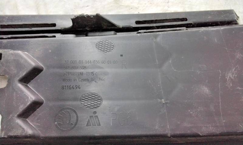 Заглушка бампера правая