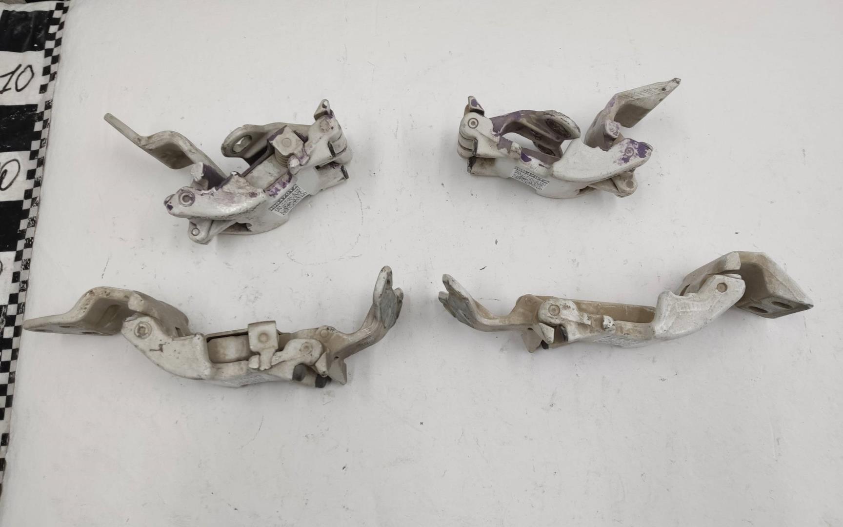 Петля двери задней