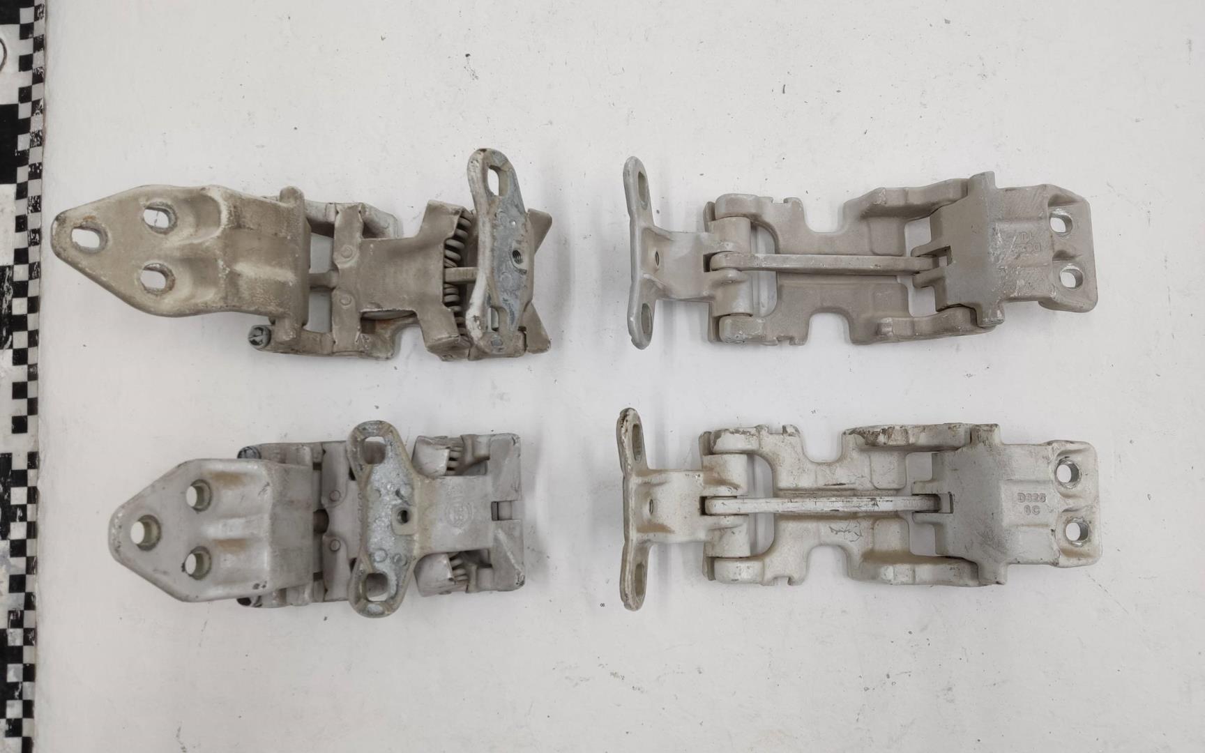 Петля двери задней