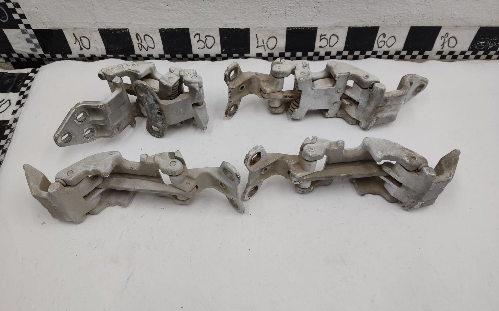 Петля двери задней