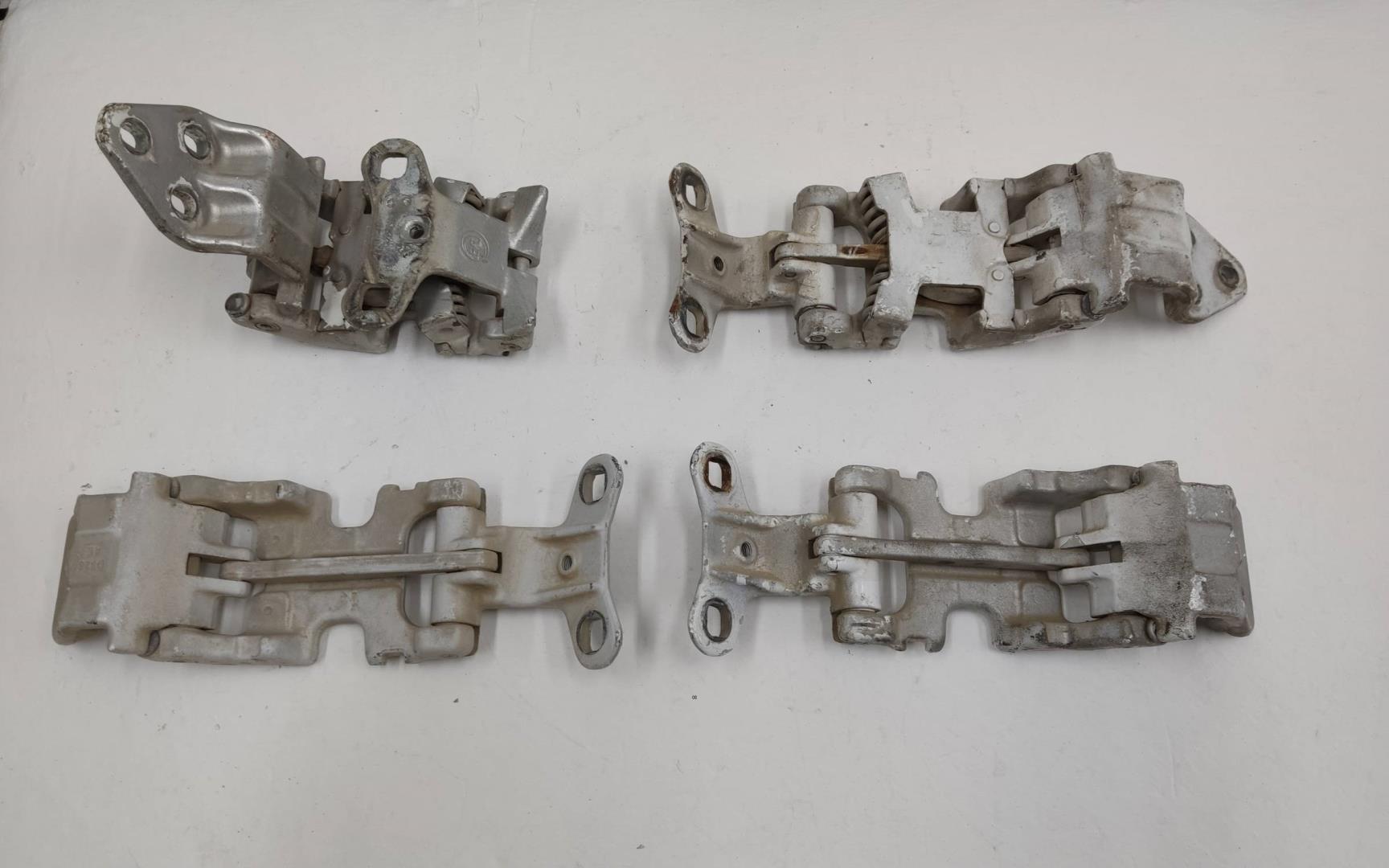 Петля двери задней