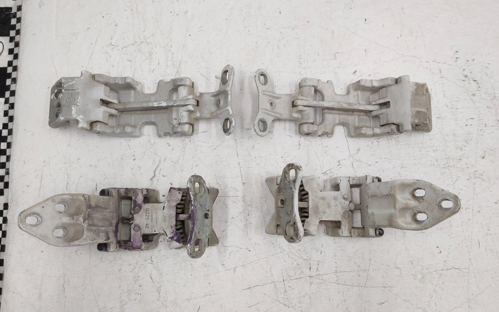 Петля двери задней