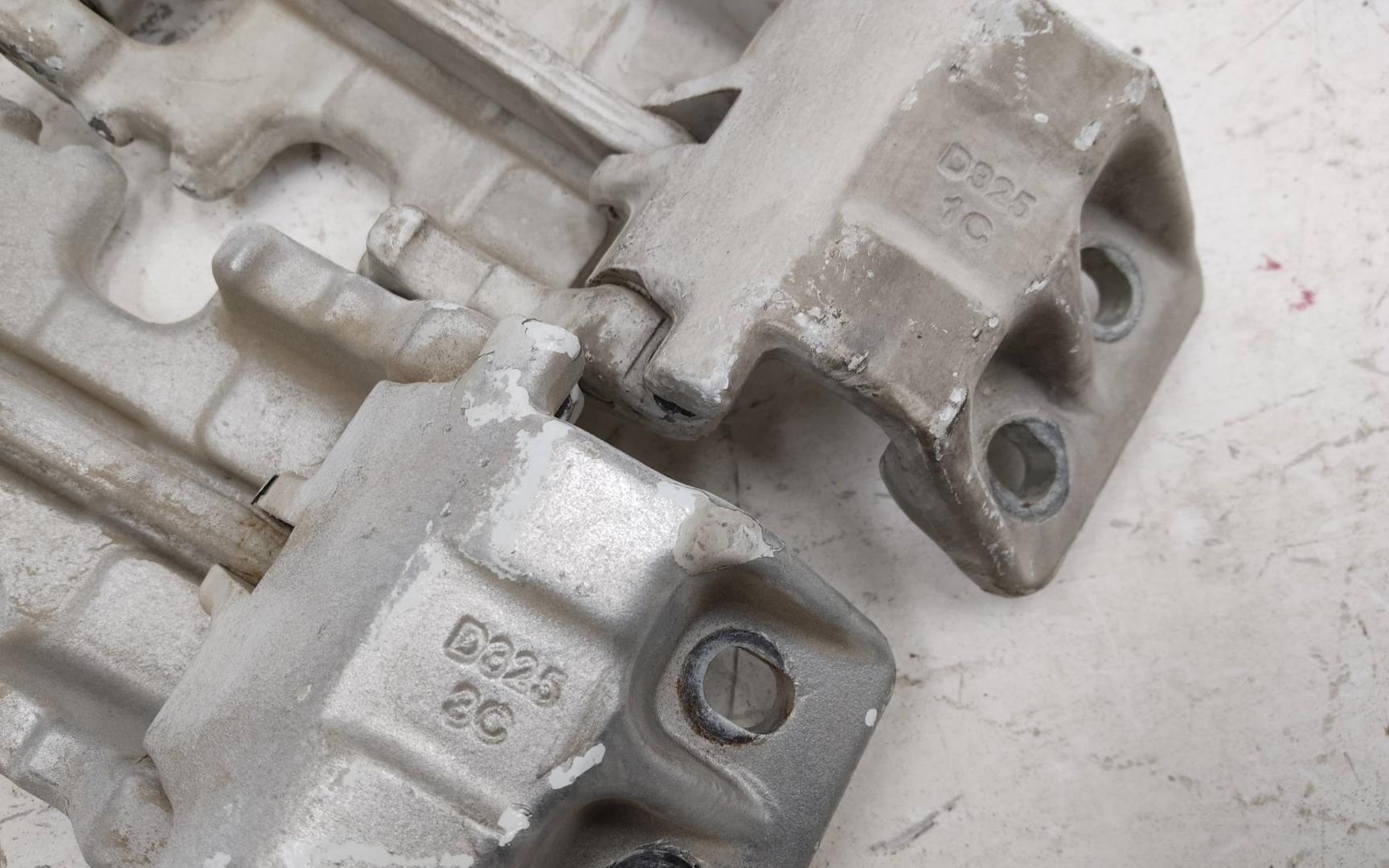 Петля двери задней