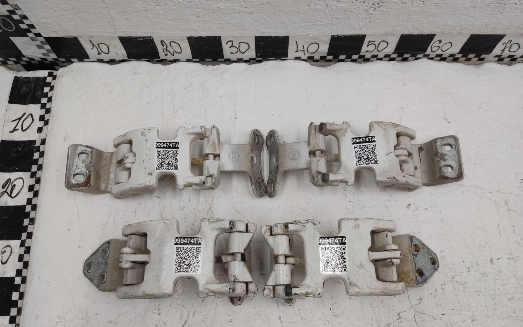 Петля двери задней