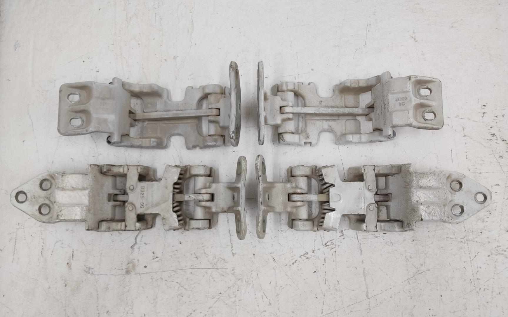 Петля двери задней