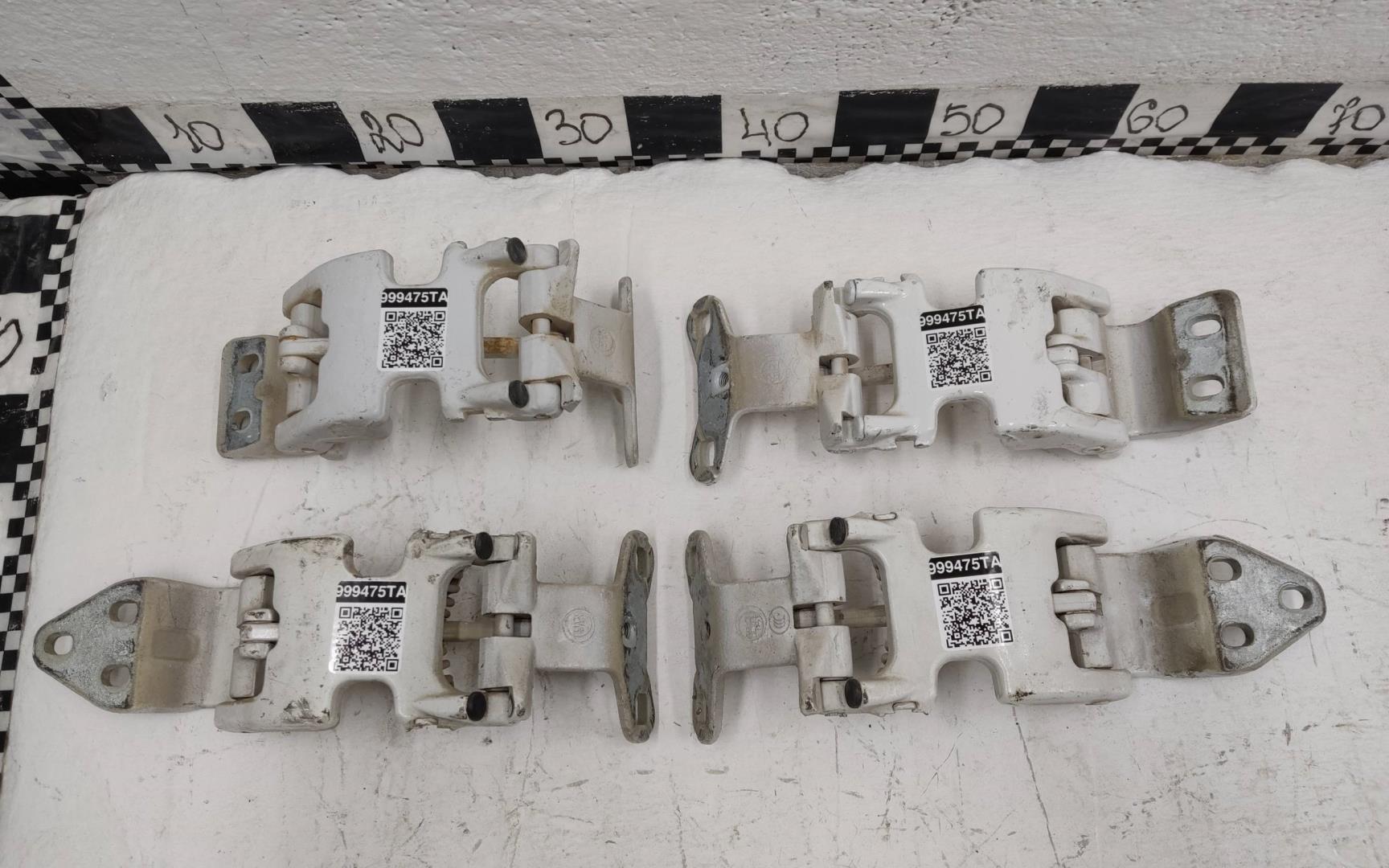 Петля двери задней