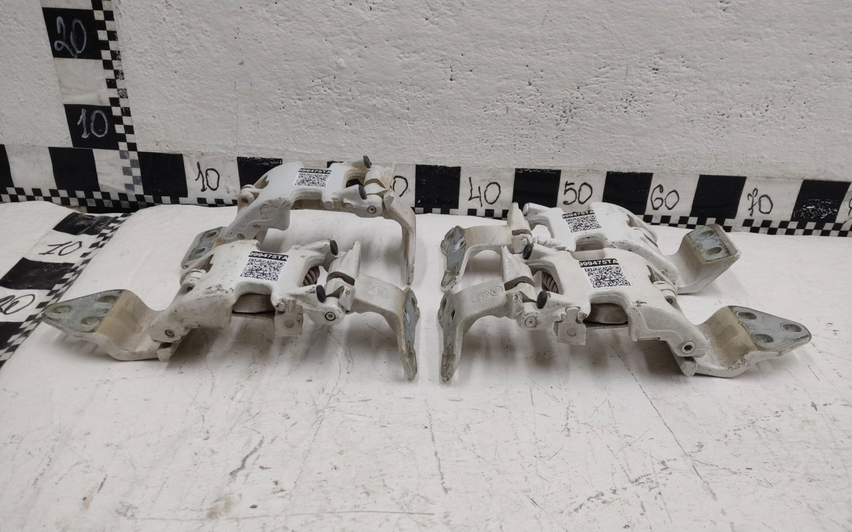 Петля двери задней