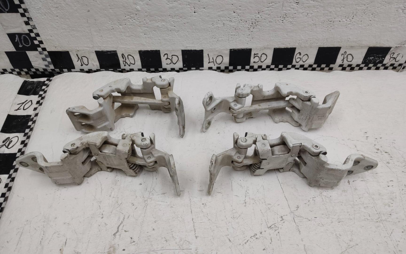 Петля двери задней