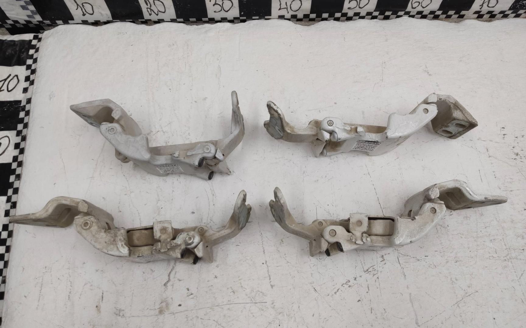 Петля двери задней