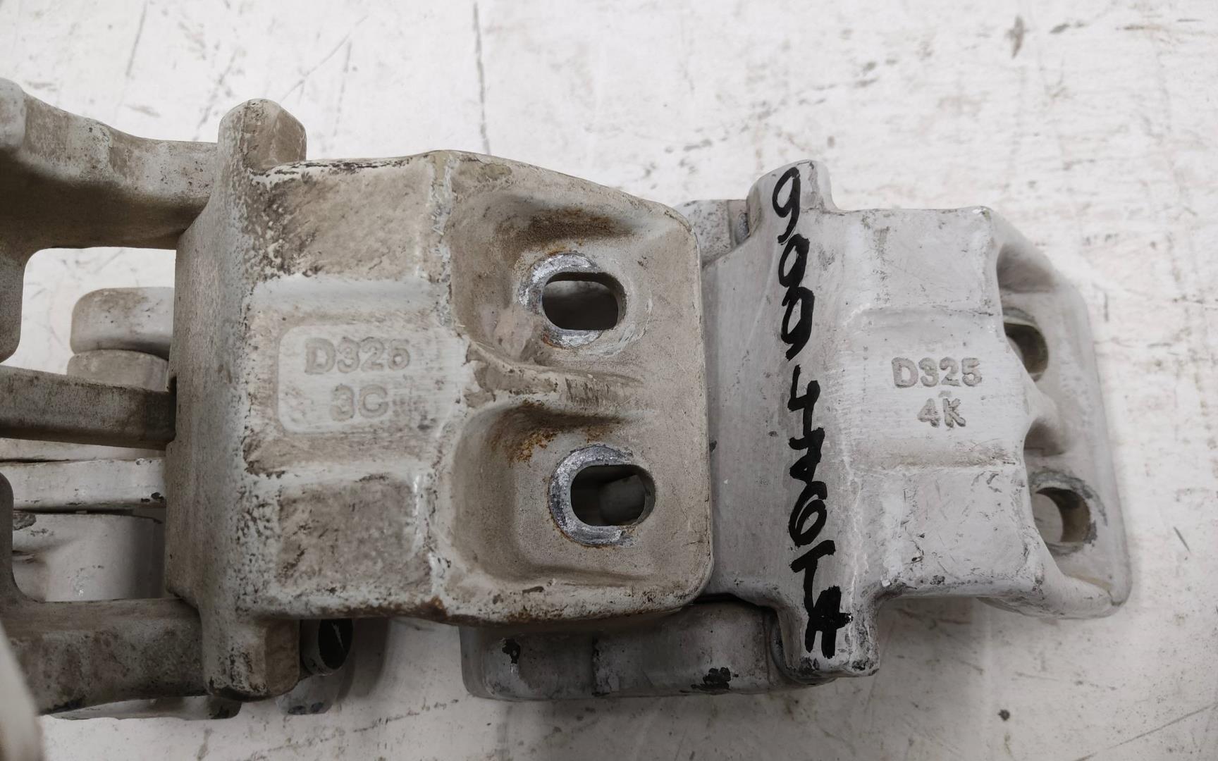 Петля двери задней