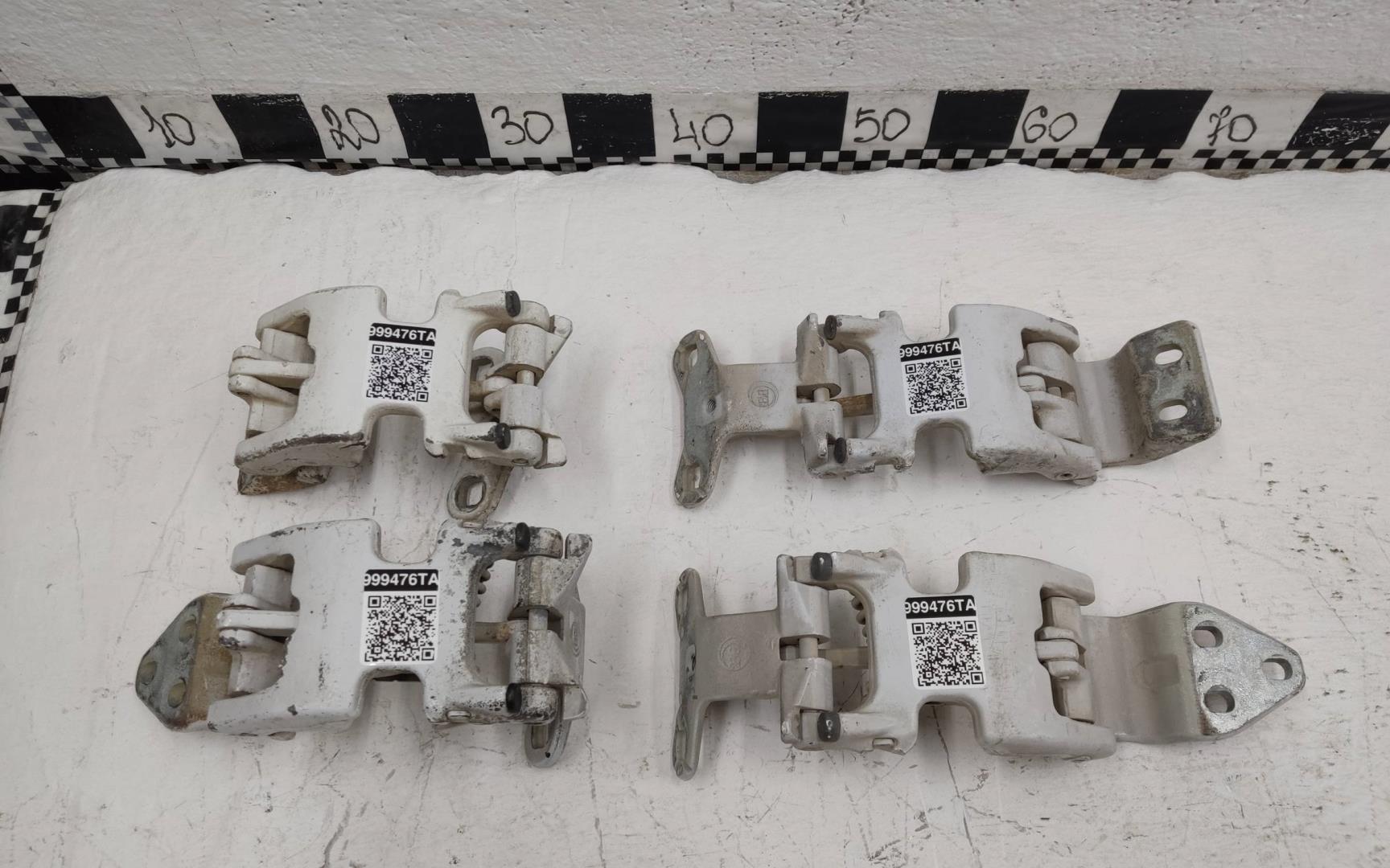 Петля двери задней