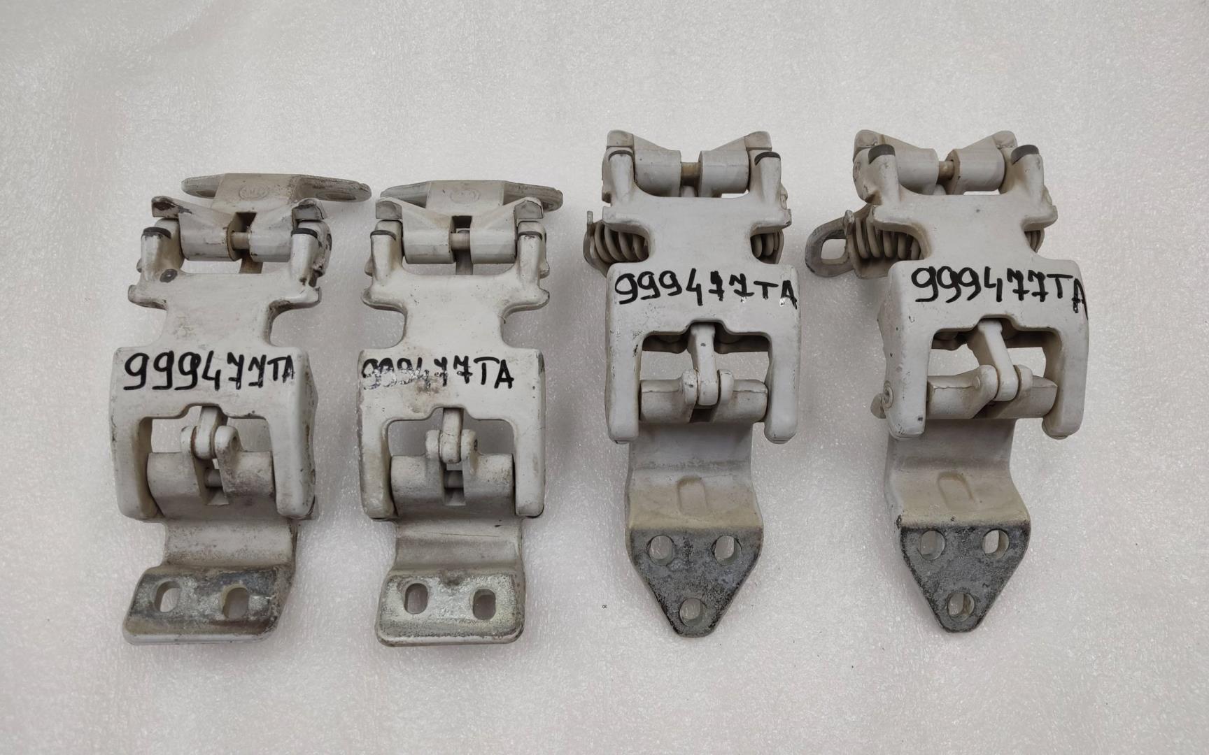 Петля двери задней