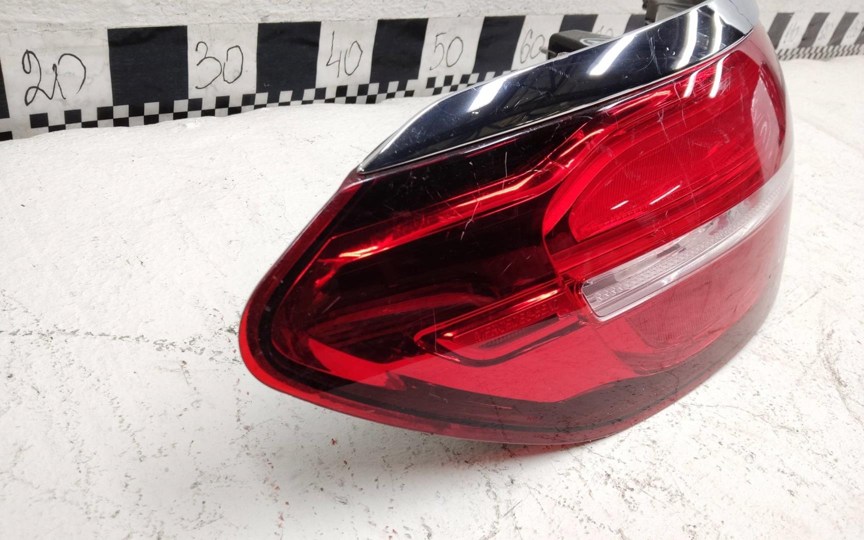 Фонарь задний наружный левый