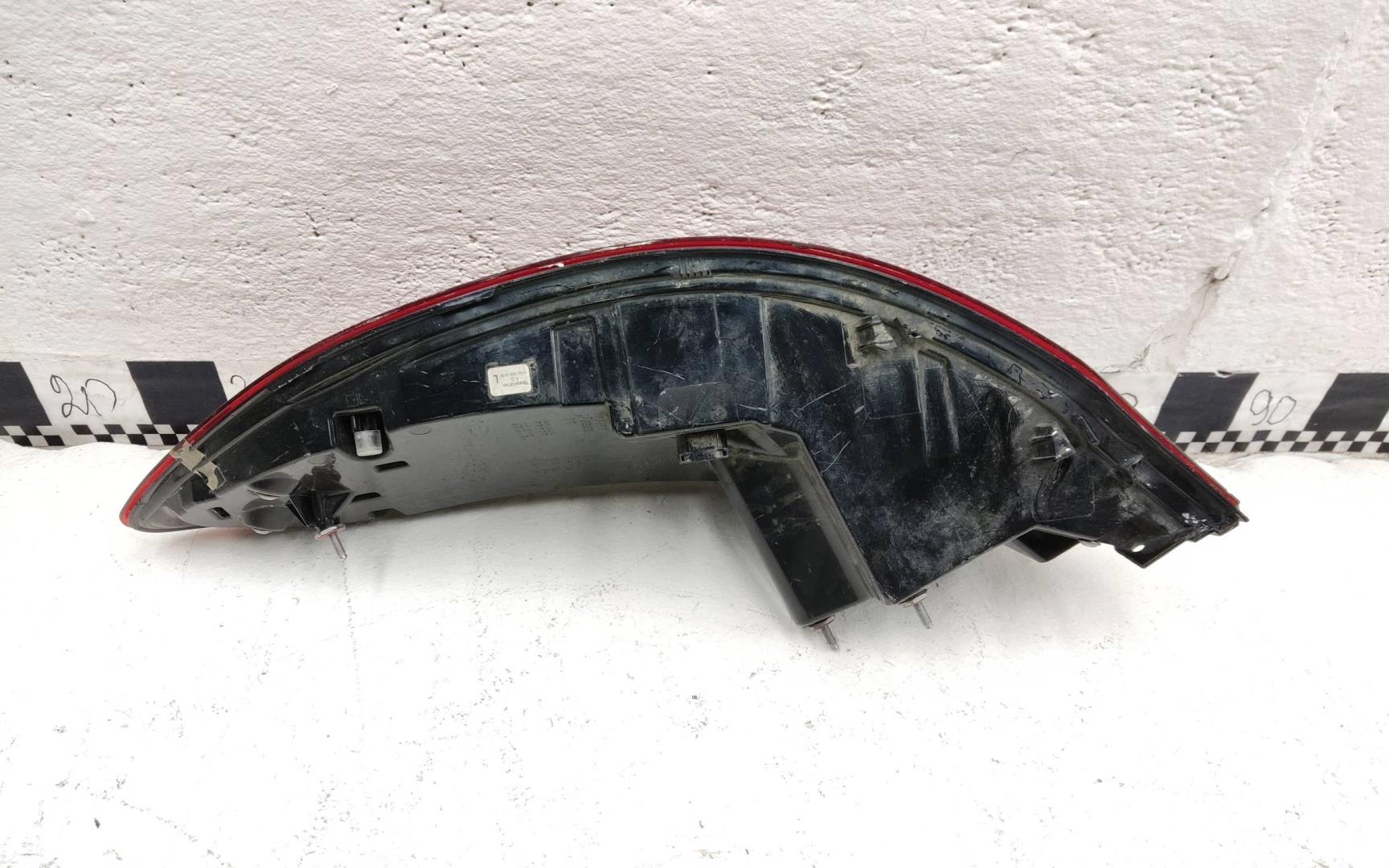 Фонарь задний наружный левый