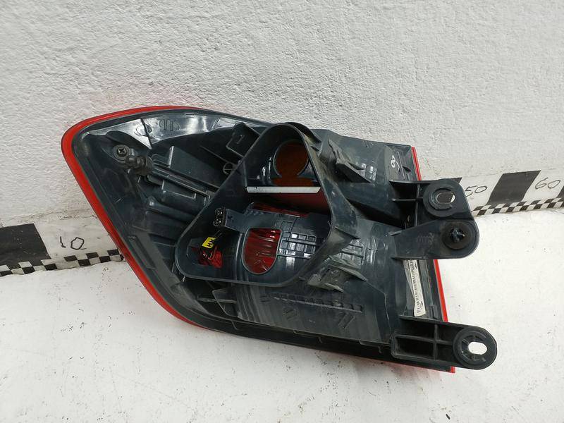 Фонарь задний наружный правый