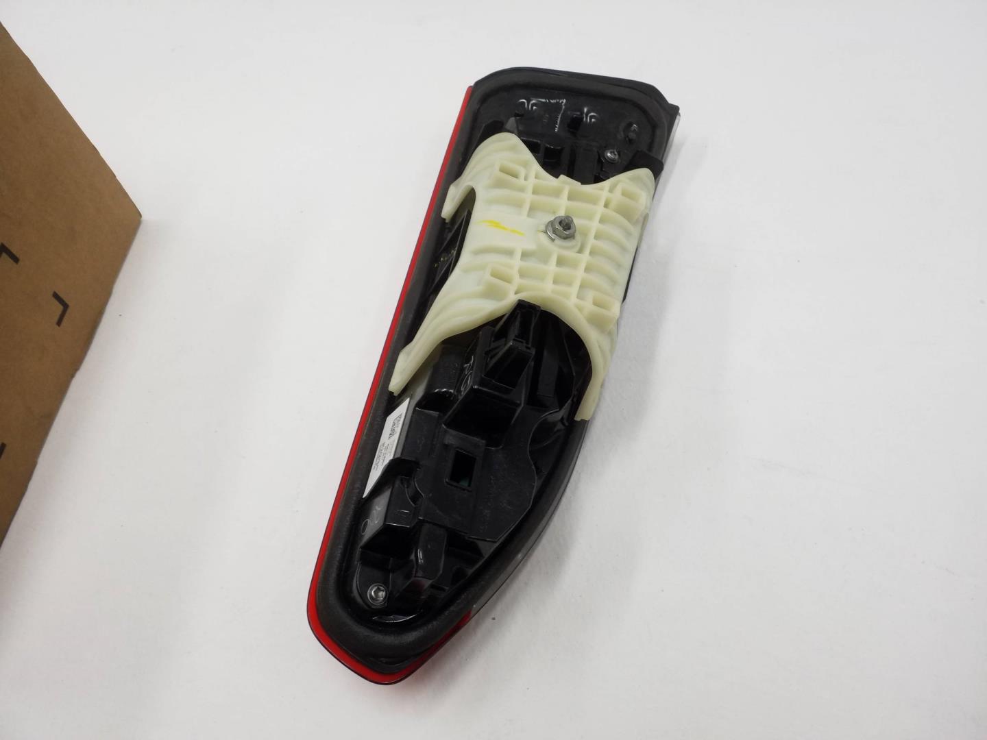 Фонарь задний внутренний правый