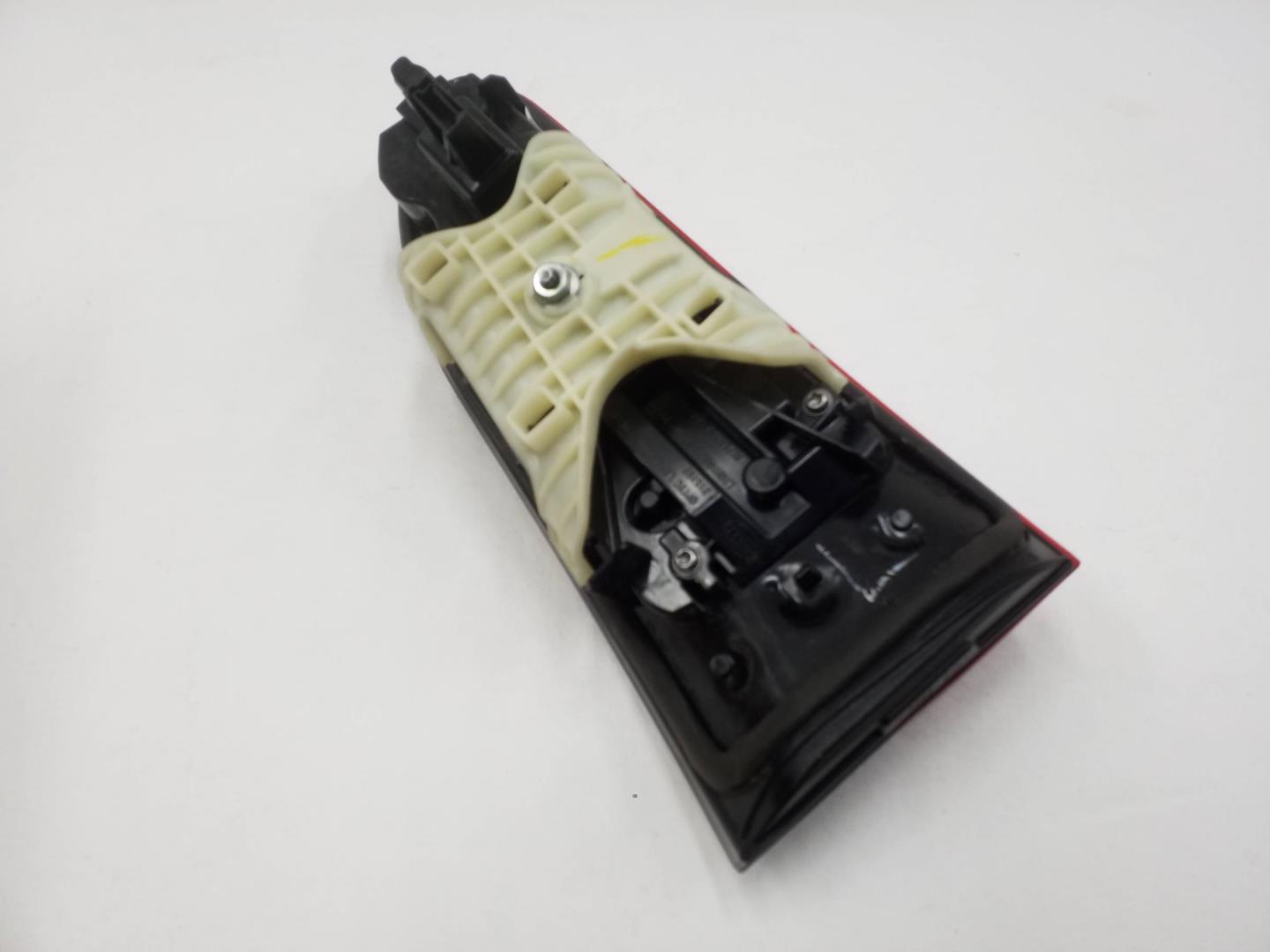 Фонарь задний внутренний правый