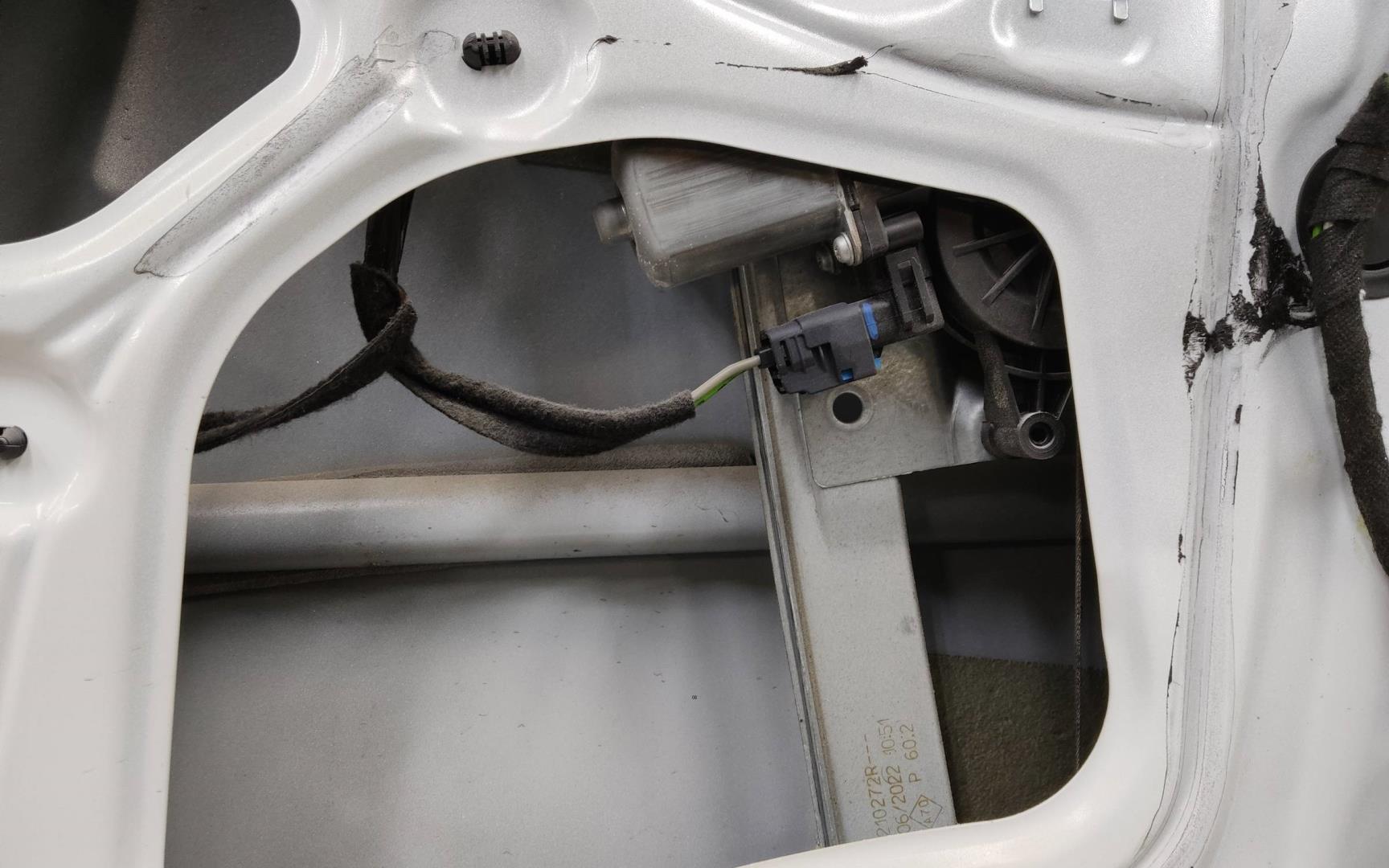 Дверь передняя левая