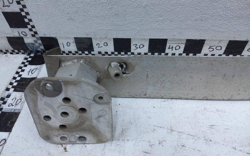 Усилитель переднего бампера