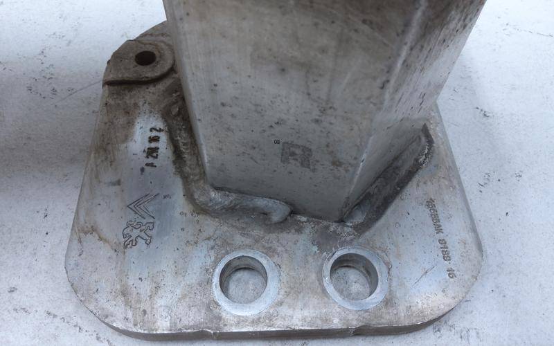 Усилитель переднего бампера