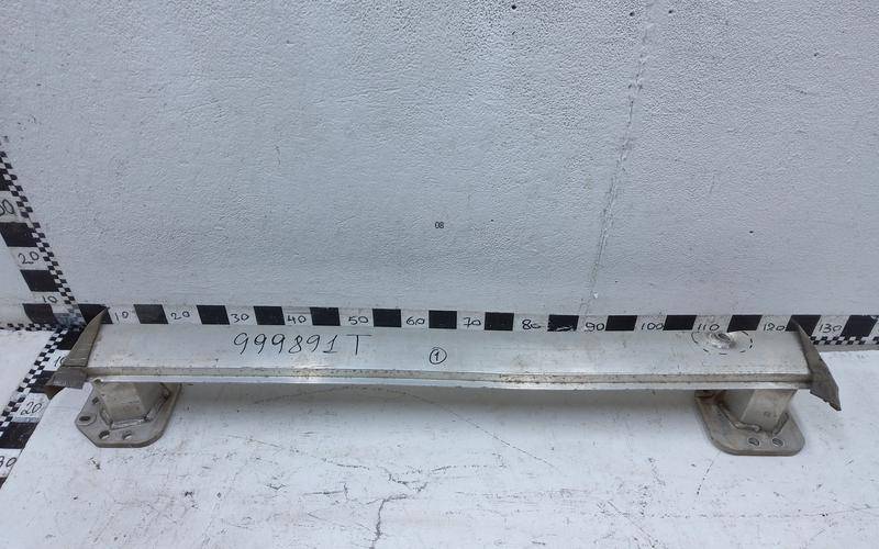 Усилитель переднего бампера