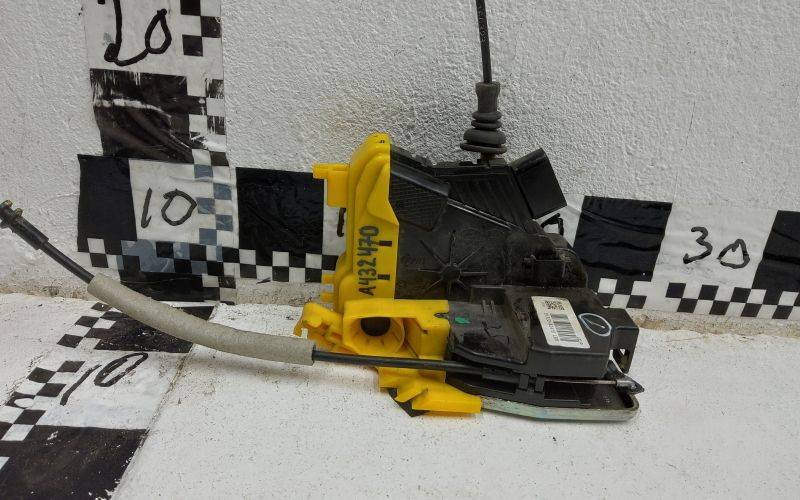 Замок двери передней правой