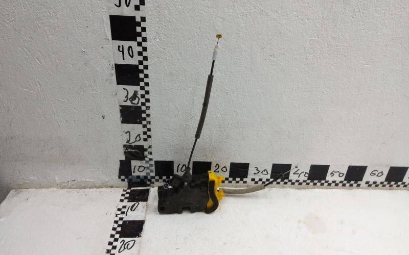 Замок двери передней правой