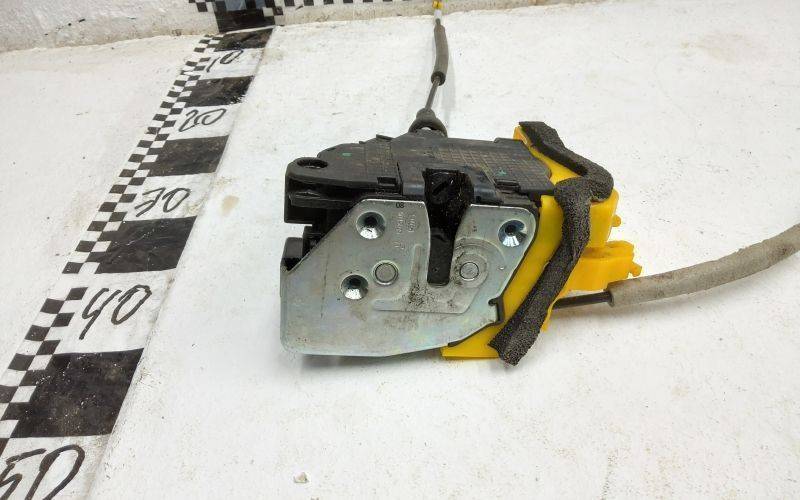 Замок двери передней правой