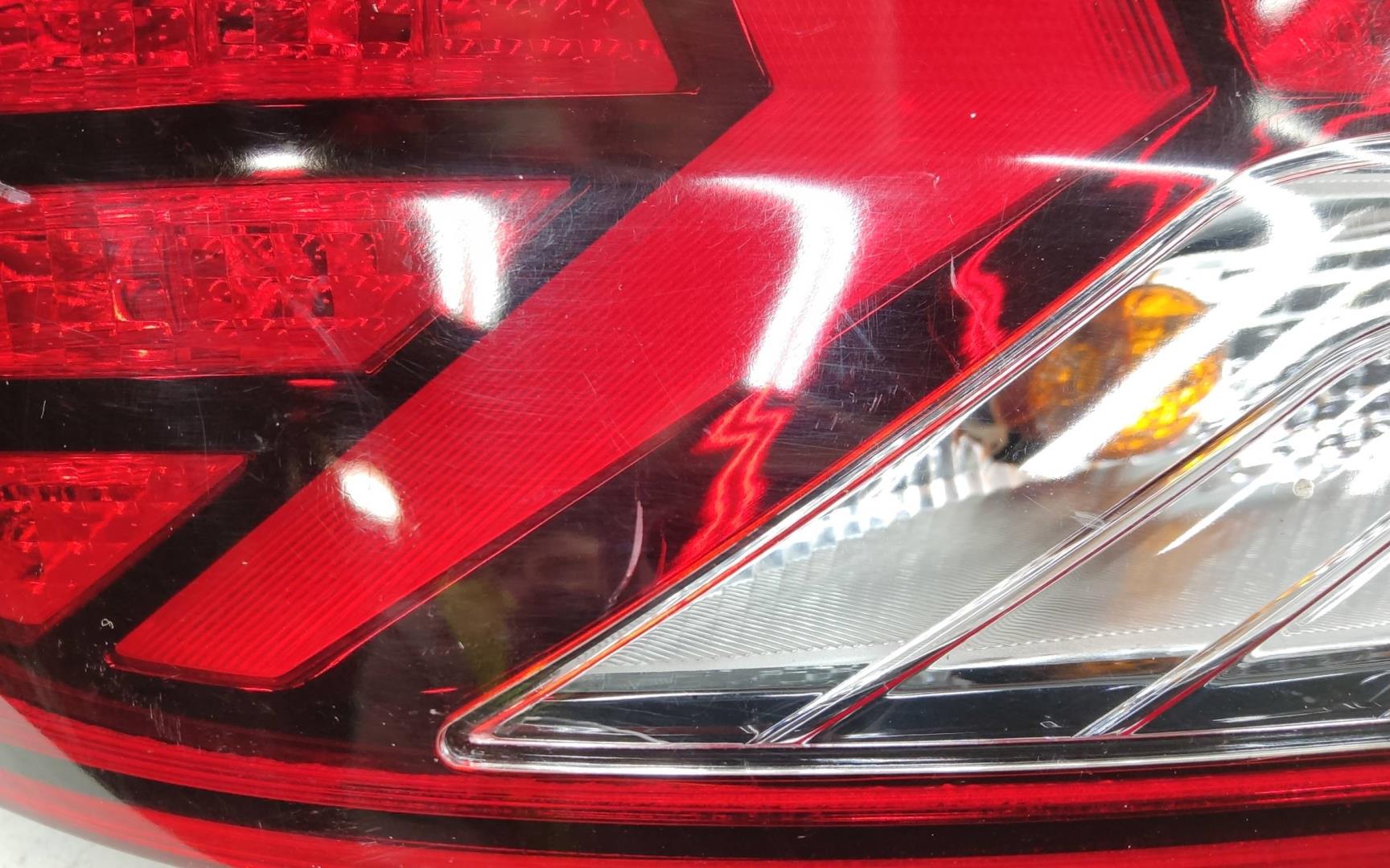 Фонарь задний наружный левый