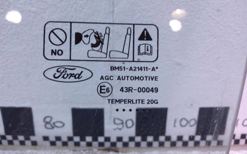 Стекло двери передней левой