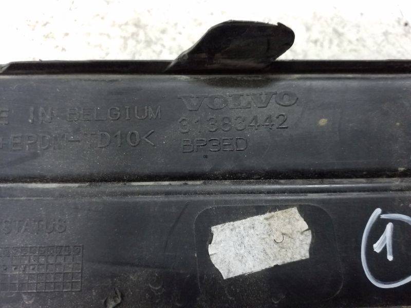 Заглушка бампера правая