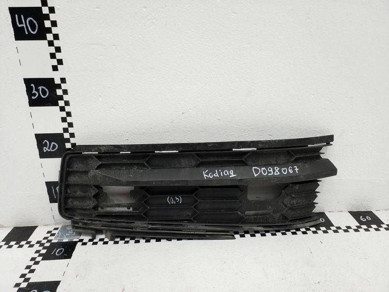 Заглушка бампера правая