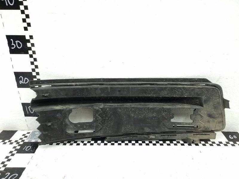 Заглушка бампера правая