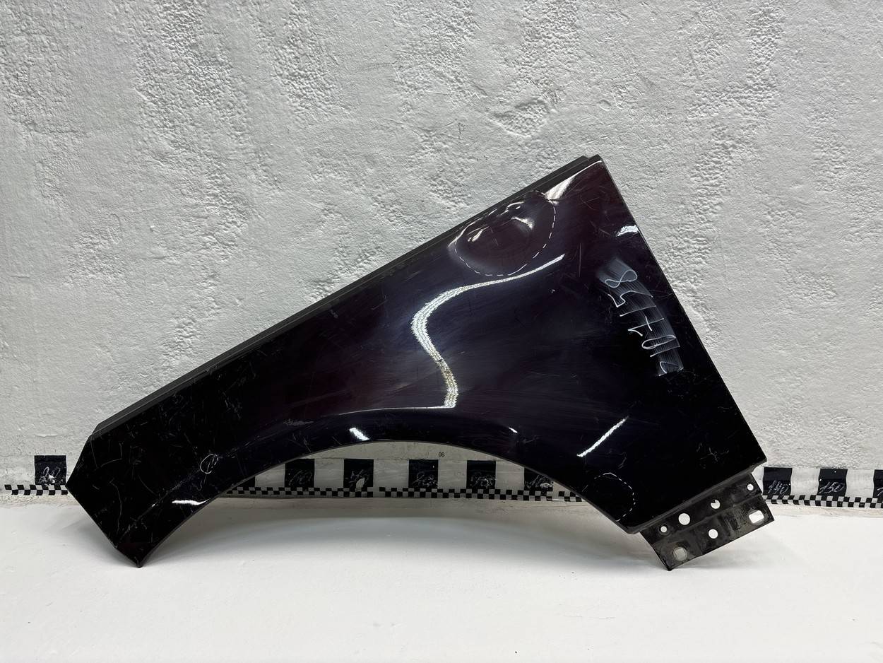 Крыло переднее левое