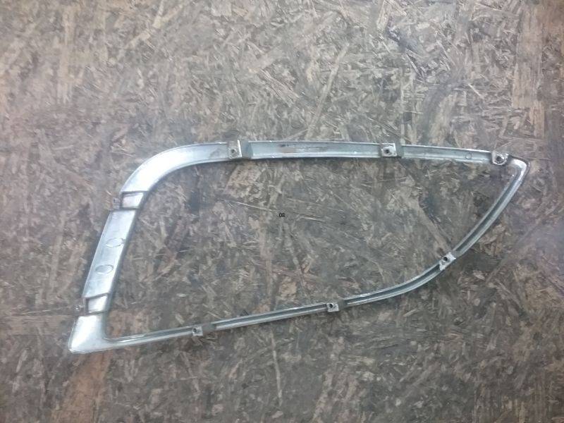 Рамка противотуманной фары левой