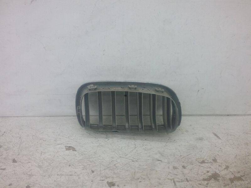 Решетка радиатора левая