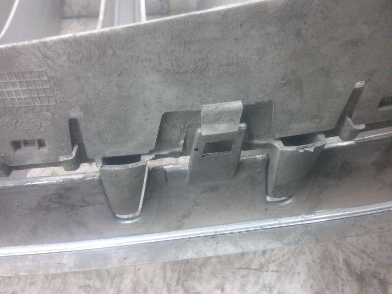 Решетка радиатора левая